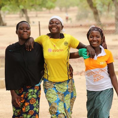 Tre jenter på Speed School i Burkina  Faso (737x683)